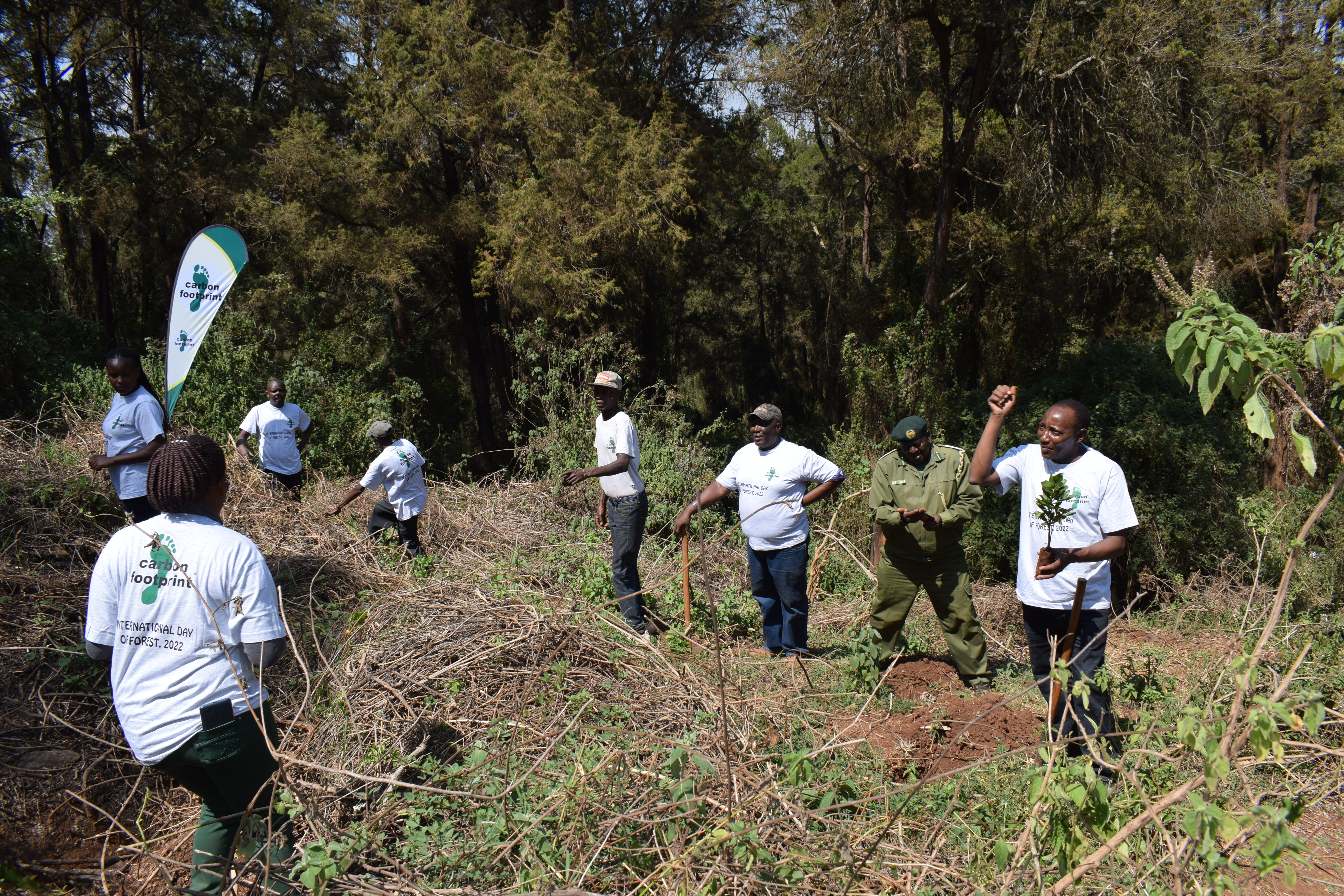 1_coordinator_explains_the_tree_planting_procedure_as_planting_gets_underway.jpg